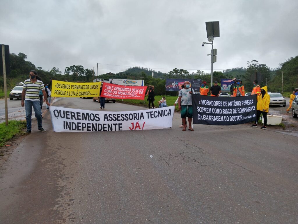 Moradores de Brumadinho fecham entrada da cidade em protesto