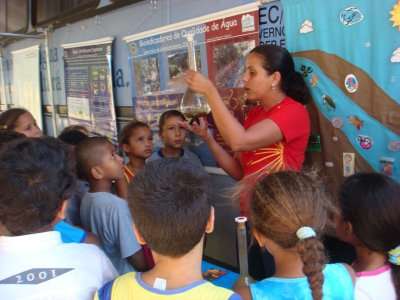Alunos visitando o Centro Itinerante de Difusão de Ciência e Ecologia (Foto: acervo do Projeto Manuelzão)
